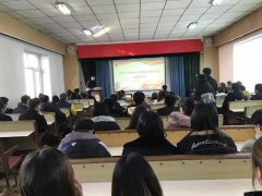 澳门金沙网址牡丹江市青年创业导师宣讲团团长贾波为在场大学生作创业启发宣